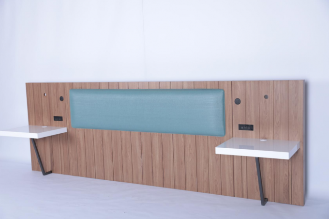 Modern Hotel Simple Solid Wood King Headboard Dengan Dua Meja Malam 0